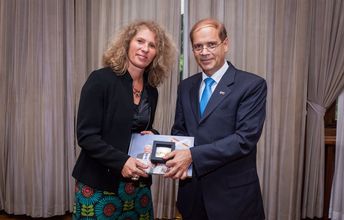 Christine Mähler empfängt die Medaille von Botschafter Yakov Hadas-Handelsman