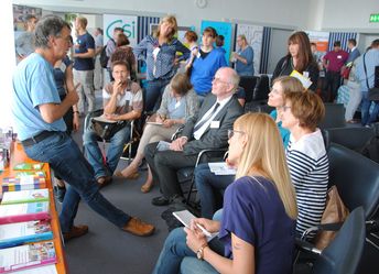 An den Ländertischen kann man sich genauer zu den einzelnen Ländern informieren. (Foto © ConAct) An den Ländertischen informieren sich die Teilnehmenden genauer über einzelne Länder.