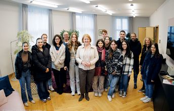 Jugendliche posieren mit einer blondhaarigen Frau.