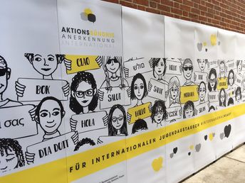 Das Logo des Aktionsbündnisses #InternationalHeart auf einem Banner