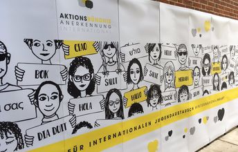 Das Logo des Aktionsbündnisses #InternationalHeart auf einem Banner