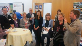 An den Ländertischen informieren sich Interesierte bei den Fach- und Fördereinrichtungen