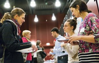 Teilnehmende lassen sich an Ständen beraten.