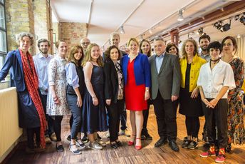 (Foto © ConAct/Ruthe Zuntz) Gruppenbild der Gewinner*innen des Schreibwettbewerbs "Wir vergessen nicht, wir gehen tanzen"