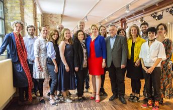 Gruppenbild der Gewinner*innen des Schreibwettbewerbs "Wir vergessen nicht, wir gehen tanzen"