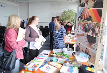 ConAct-Mitarbeiterin Christin Henke berät interessierte Fachkräfte am Markt der Möglichkeiten. (Foto © ConAct) ConAct-Mitarbeiterin Christin Henke berät interessierte Fachkräfte am Markt der Möglichkeiten.