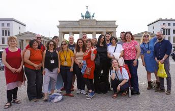 Eine Gruppe von Menschen vor dem Brandenburger Tor