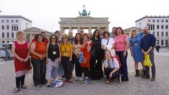 Eine Gruppe von Menschen vor dem Brandenburger Tor