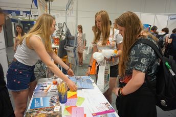 Julia von Thadden, FSJ-lerin im FSJ-Politik, berät zwei interessierte Jugendliche. 