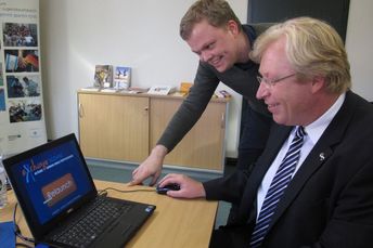Staatssekretär Dr. Ralf Kleindiek (BMFSFJ) schaltet Exchange-Visions.de online ConAct-Mitarbeiter mit Staatssekretär Dr. Ralf Kleindiek am PC