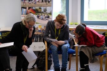 Eine Kleingruppe bearbeitet konzentriert eine Aufgabe.