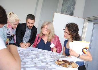 Die ersten Teinehmenden lernen sich kennen. (Foto © ConAct) Die ersten Teinehmenden der Info- und Vernetzungstage lernen sich kennen.