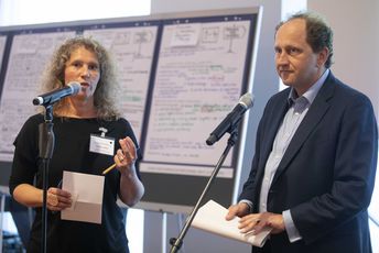 Christine Mähler (Leitung von ConAct) und Alexander Graf Lambsdorff (Vorsitzender der Deutsch-Israelischen Parlamentariergruppe) bei der Eröffnung des markts der Möglichkeiten. (Foto © ConAct/Ruthe Zuntz)