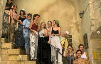 Junge Frauen stehen lächelnd auf einer Treppe