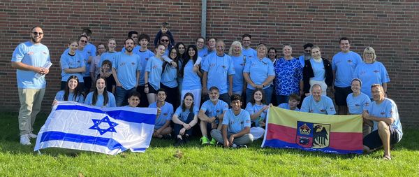 Sportgruppe vor Israelfahne und Deutschlandfahne