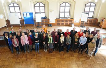 Eine Gruppe wird von oben fotografiert.