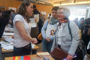 ConAct-Mitarbeiterin Christin Henke berät interessierte Teilnehmende