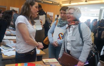 ConAct-Mitarbeiterin Christin Henke berät interessierte Teilnehmende