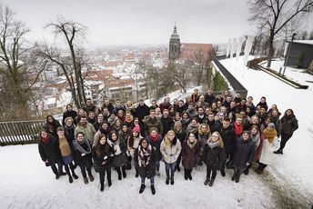 Die gesamten 80 Jugendlichen der Jugendbegegnung auf Pirna-Sonnenstein