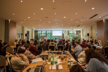 Plenum der Fachtagung und Ariella Gill von der Israel Youth Exchange Authority