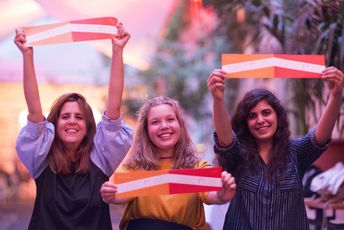 (Foto © ConAct/Ruthe Zuntz) Foto von drei Gewinnerinnen des ConAct-Geschichtenwettbewerbs