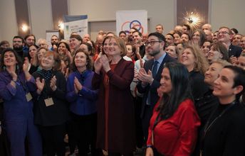Gruppenbild auf dem Netzwerkseminar für deutsch-israelische Austauschpartnerschaften mit der Familienministerin Lisa Paus