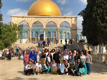 Die Gruppe vor dem Felsendom in Jerusalem. (Foto © ConAct)