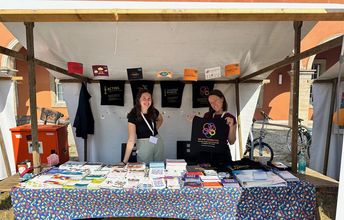 ConAct-Mitarbeiterinnen am Infostand