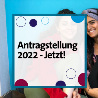 Schriftzug auf dem steht "Antragstellung 2022 - jetzt!" über einem Bild von zwei lächelnden Frauen