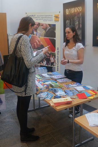Interessierte am ConAct- Stand auf dem Markt der Möglichkeiten