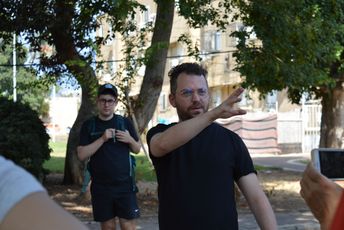 Ein Mann deutet mit einer Hand in eine Richtung.