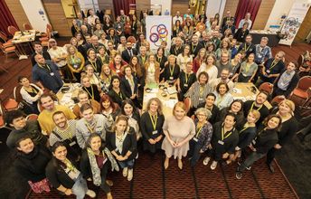 Eine große Gruppe Menschen wird von oben Fotografiert