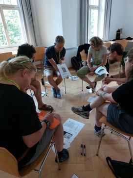 Menschen bei einer Gruppenarbeit