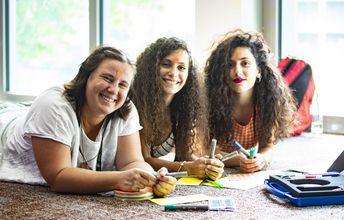 Drei Teilehmerinnen des deutsch-israelischen Youth Exchange Labs bei der Gruppenarbeit