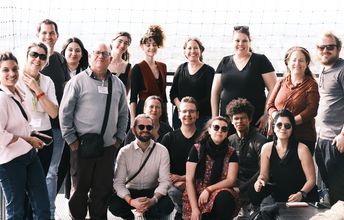 Eine Gruppe Menschen posiert für ein Gruppenbild.