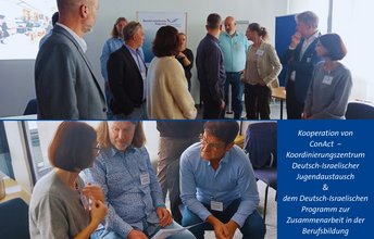 Menschen im Gespräch, stehend und sitzend.