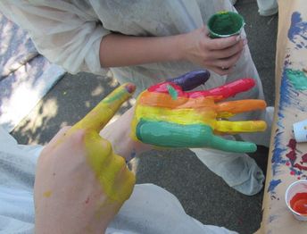 Hand mit Regenbogenfarben bemalt 