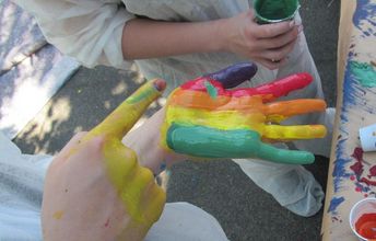 Hand mit Regenbogenfarben bemalt 
