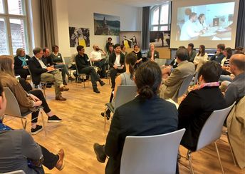 Teilnehmende des AKtionstages International während einer Diskussionsrunde.