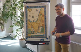 Avner Inbar vor einer israelischen Landkarte