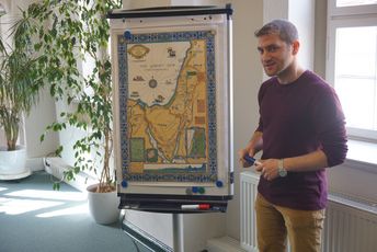 Avner Inbar während eines Workshops Avner Inbar vor einer israelischen Landkarte