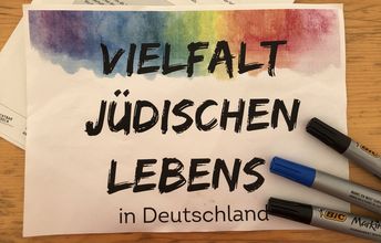 Blattpapier mit Wokrshoptitel "Vielfalt jüdischen Lebens in Deutschland" mit drei Filzstiften an der Seite.