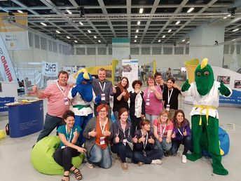 Das Team der bilateralen Fach- und Fördereinrichtungen mit den Maskottchen des Ju-Jutsu-verbandes..