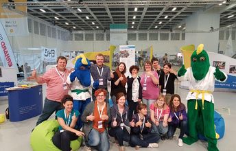 Das Team der bilateralen Fach- und Fördereinrichtungen mit den Maskottchen des Ju-Jutsu-verbandes..