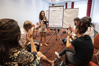 (Foto © ConAct/Ruthe Zuntz) Gesprächsrunde junger Menschen