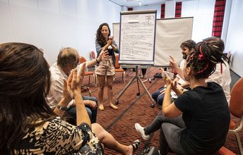 Gesprächsrunde junger Menschen