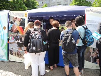 Viele Menschen interessieren sich für die ConAct- Publikationen 