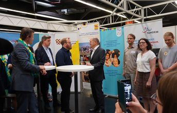 Ein ConAct-Mitarbeiter im Gespräch mit Bundeskanzler Olaf Scholz über den deutsch-israelischen Jugendaustausch