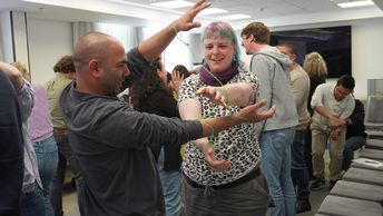 Zwei Personen in einem geschlossenen Raum bei einer spielerischen Aktivität