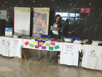 Der ConAct-Infostand auf dem Israelkongress (Foto © ConAct) Der ConAct-Infostand auf dem Israelkongress mit Christin Henke